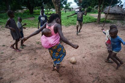 Una mujer de Butame, un pequeño poblado del interior de Guinea Bisáu juega al fútbol con unos niños, en el año 2016. La vida aquí es extremadamente dura por la falta de todo tipo de necesidades básicas como luz, agua o sanidad. La ilusión por jugar siempre ayuda a superar la adversidad, como en cualquier parte del mundo.