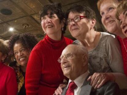 Varias personas posan en una fiesta para la tercera edad en Nueva York. 