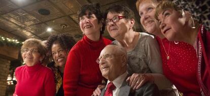 Varias personas posan en una fiesta para la tercera edad en Nueva York.