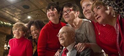 Varias personas posan en una fiesta para la tercera edad en Nueva York. 