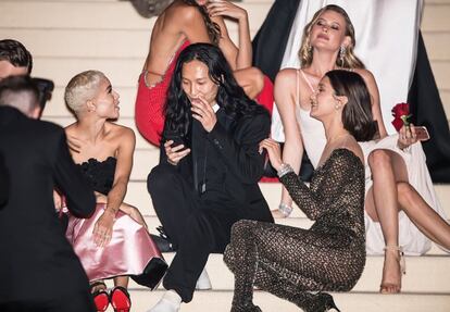 Zoe Kravitz, Alexander Wang, Behati Prinsloo y Bella Hadid, en las escaleras del Met.