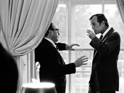 Henry Kissinger, entonces secretario de Estado con el presidente Gerald Ford (sustituyó a Richard Nixon tras renunciar días antes), conversa el 28 de agosto de 1974 con George Bush, entonces Jefe de la Oficina de Enlace de Estados Unidos con la República Popular China, en la Casa Blanca.