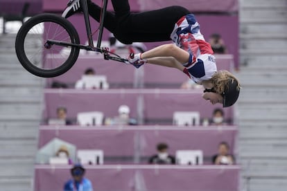 Charlotte Worthington, de Gran Bretaña, en uno de los saltos de la fase clasificatoria femenina de BMX Freestyle.