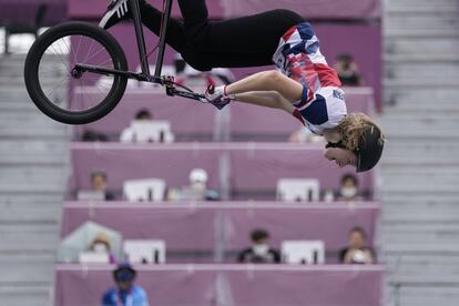 Charlotte Worthington, de Gran Bretaña, en uno de los saltos de la fase clasificatoria femenina de BMX Freestyle.