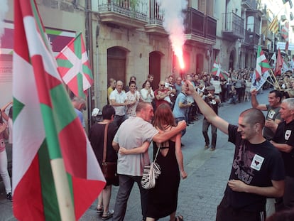 El etarra Xabier Ugarte (centro) a su llegada a Oñate tras cumplir 22 años de prisión por varios delitos, entre ellos el secuestro de José Antonio Ortega Lara.