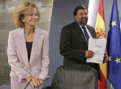 La vicepresidenta segunda, Elena Salgado, junto al ministro de Justicia, Francisco Caamaño, al inicio de la rueda de prensa.