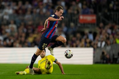 Frenkie De Jong supera a Alfonso Pedraza en el partido entre el Barcelona y el Villarreal.