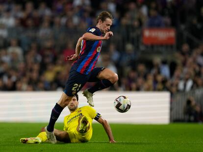 Frenkie De Jong supera a Alfonso Pedraza en el partido entre el Barcelona y el Villarreal.