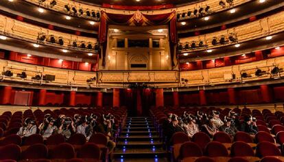 Asistentes visualizando la ópera 'Madama Butterfly' en realidad virtual, este miércoles en el Teatro Real.