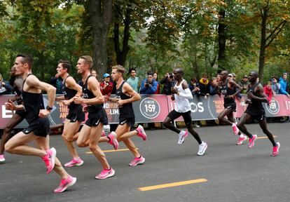 Kipchoge, de blanco, en Viena, con las zapatillas prohibidas; las zapatillas de sus liebres, rosas, seguirán siendo legales.