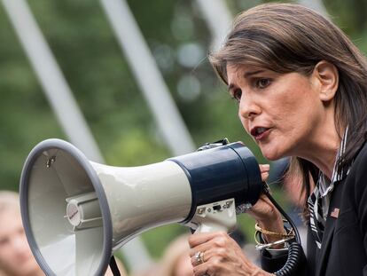 Nikki Haley, entonces embajadora de EE UU, se dirige a manifestantes venezolanos en una protesta ante la sede de la ONU, en septiembre de 2018.