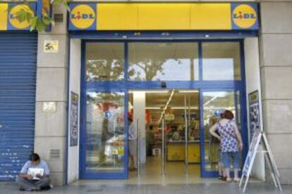 Una mujer mira las ofertas de uno de los supermercados Lidl en Barcelona.