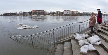 Dos vecinos observan el nivel del agua del río Oder en Frankfurt Oder, Brandenburgo, Alemania. El nivel del río se elevó a 4,7 metros.