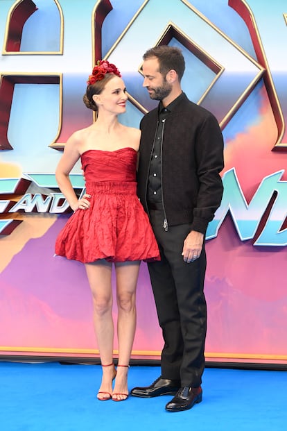 Natalie Portman y Benjamin Millepied. En marzo llegó la noticia de que la protagonista de 'Cisne Negro' y el bailarín y coreógrafo habían hecho oficial su divorcio, tras no superar la crisis de pareja que había puesto fin a su relación en 2023, tras hacerse pública una infidelidad de él. La pareja se conoció en 2009 en el rodaje de la película 'Cisne negro' de Darren Aronofsky. Él la enseñó a bailar y ella le dedicó el Oscar que ganó por el filme en 2011. Tres años después se casaron en Big Sur (California) el 4 de agosto de 2012, en una ceremonia íntima con alrededor de 60 invitados, oficiada por el rito judío. La expareja tiene dos hijos, Aleph, de 12 años, y Amalia, de 7.
