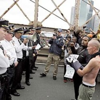 Manifestantes en el puente de Brooklyn