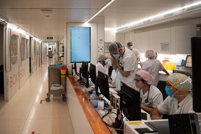 Trabajadores sanitarios, en un hospital de Barcelona, este jueves.