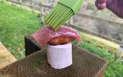 Croqueta de jamón con atún y mantequilla de grasa de jamón. La brocha y el palé también se comen