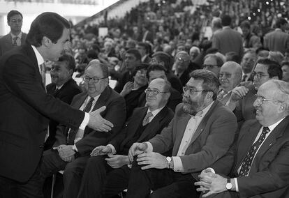 José María Aznar saluda a Cándido Méndez durante la clausura del Congreso del Partido Popular, el 29 de enero de 1999.