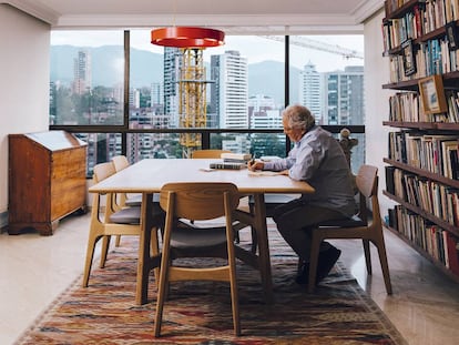 Héctor Abad en su estudio de Medellín.