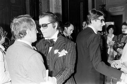 En 1978, durante la boda de Paloma Picasso y Rafael López-Sánchez en Paris: Karl Lagerfeld, Yves Saint Laurent y, de espaldas, Pierre Bergé.