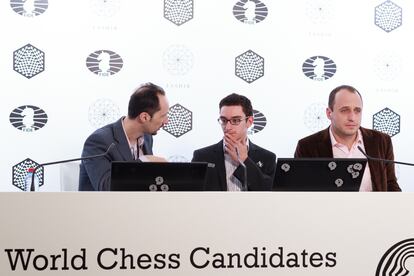 Véselin Topálov y Fabiano Caruana dialogan durante la rueda de prensa, junto al comentarista Yevgueni Miroshnichenko.