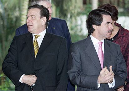 José María Aznar, con el canciller alemán, Gerhard Schröder, ayer, durante la cumbre hispano-alemana en Lanzarote.