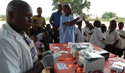 Pruebas de detecci&oacute;n de la enfermedad del sue&ntilde;o en Congo.