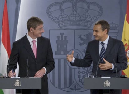 Zapatero y el primer ministro de Hungría, Ferenc Gyurcsany, durante la rueda de prensa conjunta tras las reunión que mantuvieron en La Moncloa.