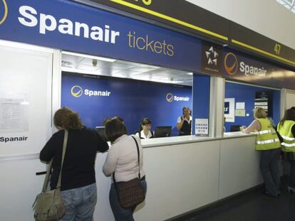 Dos pasajeras de Spanair presentan su reclamación en las oficinas de Gran Canaria.