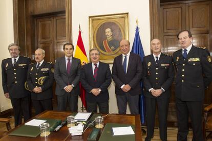 Nueva c&uacute;pula policial: En el centro el ministro Zoido, con el Secretario de Estado (izda.) y el Director General de la polic&iacute;a (dcha.). Y a ambos lados, Jos&eacute; Garc&iacute;a Losada y Juan Carlos Ortiz (a la izquierda); Jos&eacute; Antonio de la Rosa y Manuel Pe&ntilde;a Echeverr&iacute;a (a la derecha).  