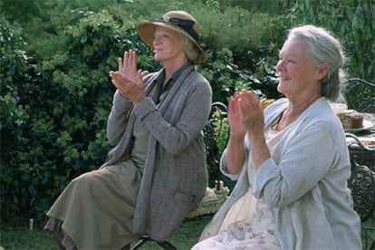Maggie Smith, a la izquierda, y Judi Dench, en una imagen de <i>La última primavera</i>.