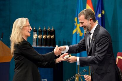 Felipe de Borbón hace entrega a Annie Leibovitz del Premio Príncipe de Asturias de Comunicación y Humanidades, el 25 de octubre de 2013 en Oviedo.