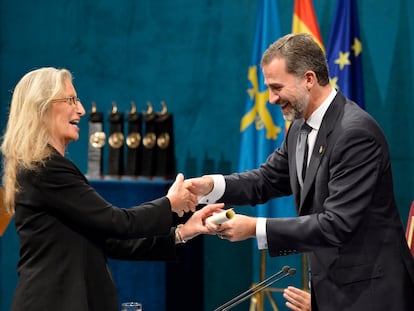 Felipe de Borbón hace entrega a Annie Leibovitz del Premio Príncipe de Asturias de Comunicación y Humanidades, el 25 de octubre de 2013 en Oviedo.