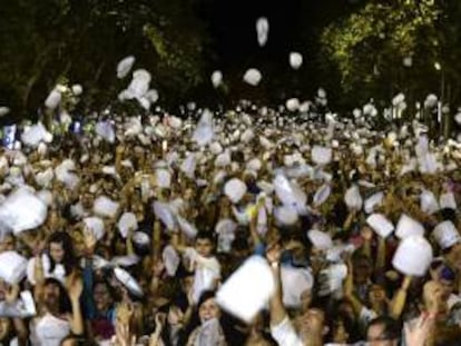 Casi diez mil vallisoletanos convocados por las peñas de la ciudad, han participado esta noche en el record guiness de personas lanzando sombreros simultáneamente en el centro de la ciudad, dentro de las fiestas de Nuestra Señora de San Lorenzo.
