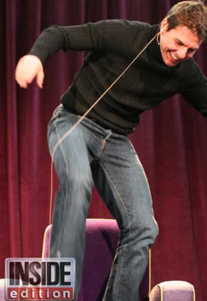 Tom Cruise salta sobre una silla en un evento de Yahoo en Sunnyvale (California) para demostrar su amor por Katie Holmes.