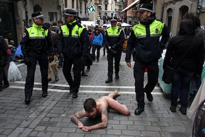 'Performance' en la Parte Vieja de Pamplona en 2010, por la que Abel Azcona fue detenido.