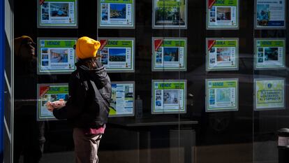 Una joven mira pisos de alquiler en una inmobiliaria (Foto: JUAN BARBOSA)