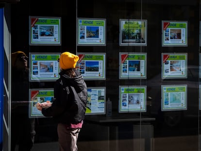 Un joven mirando los anuncios de una inmobiliaria, el pasado febrero en Madrid.