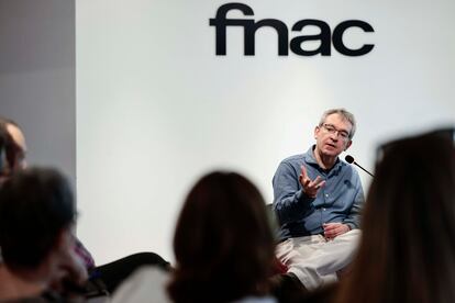 El escritor Santiago Posteguillo conversa en el encuentro del Club de lectura de EL PAÍS, en la FNAC de Valencia.