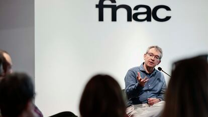 El escritor Santiago Posteguillo conversa en el encuentro del Club de lectura de EL PAÍS, en la FNAC de Valencia.