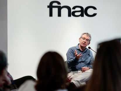 El escritor Santiago Posteguillo conversa en el encuentro del Club de lectura de EL PAÍS, en la FNAC de Valencia.