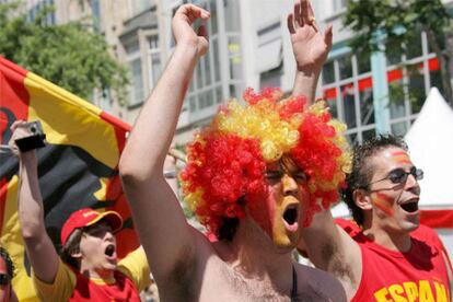 La hinchada española espera pletórica el bautizo de España en el mundial de Alemania. A las tres de la tarde, el Zentralstadion de Leipzig se teñirá de los colores de la selección española, que ya se pasean por las calles de la ciudad germana, a la espera de la cita del equipo español con Ucrania.