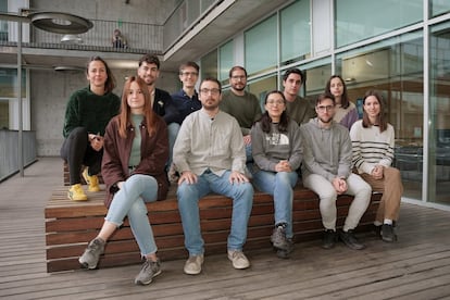 Equipo de Arnau Sebé Pedrós (en el centro, sentado, con camisa gris), en el Centro de Regulación Genómica, en Barcelona.