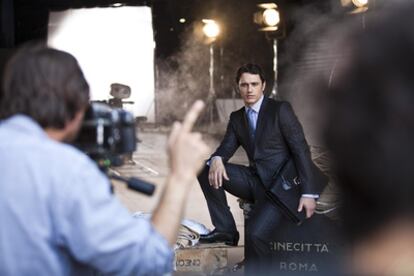 James Franco, durante el rodaje de la campaña publicitaria de Gucci 'El mundo entero es un escenario', fotografiada por Nathaniel Goldberg.