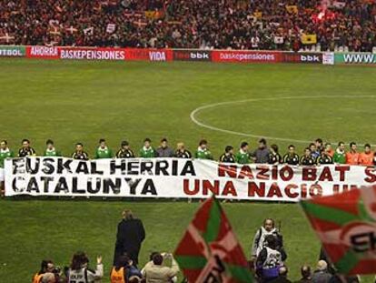 Los jugadores de las selecciones vasca y catalana, con una pancarta reivindicativa de su reconocimiento internacional, en el Euskal Herria-Catalunya del año pasado.