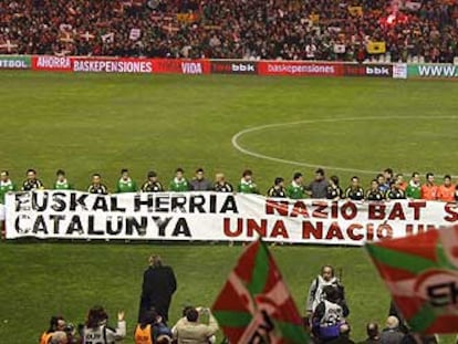 Los jugadores de las selecciones vasca y catalana, con una pancarta reivindicativa de su reconocimiento internacional, en el Euskal Herria-Catalunya del año pasado.