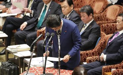 El primer ministro de Japón, Shinzo Abe, leyendo un discurso en el parlamento