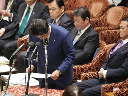 El primer ministro de Japón, Shinzo Abe, leyendo un discurso en el parlamento