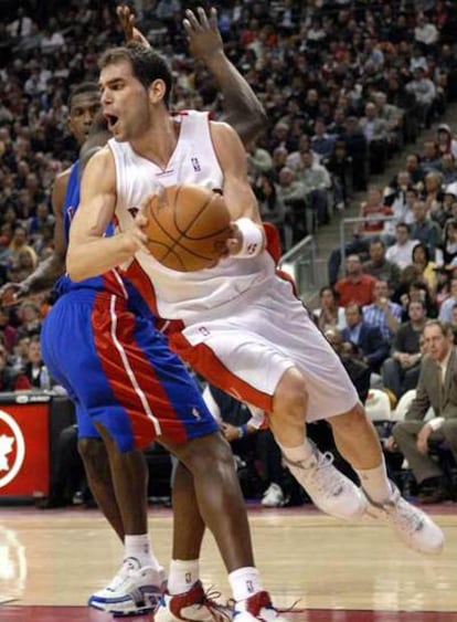 Calderón en un lance del juego durante el partido que enfretó a su equipo a los Pistons de Detroit.