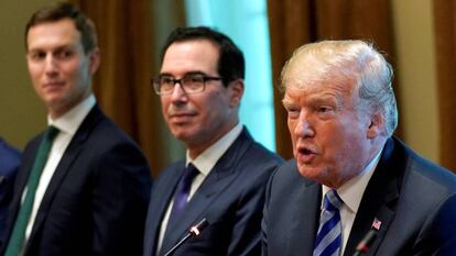Donald Trump, el secretario de Tesoro,Steven Mnuchin, y el asesor preseindecial Kushner (izquierda), en la Casa Blanca.  